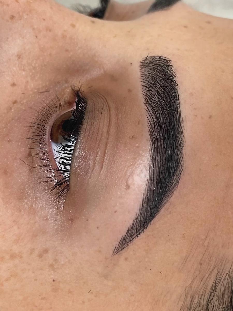 Ceja con microblading definida, de aspecto natural
