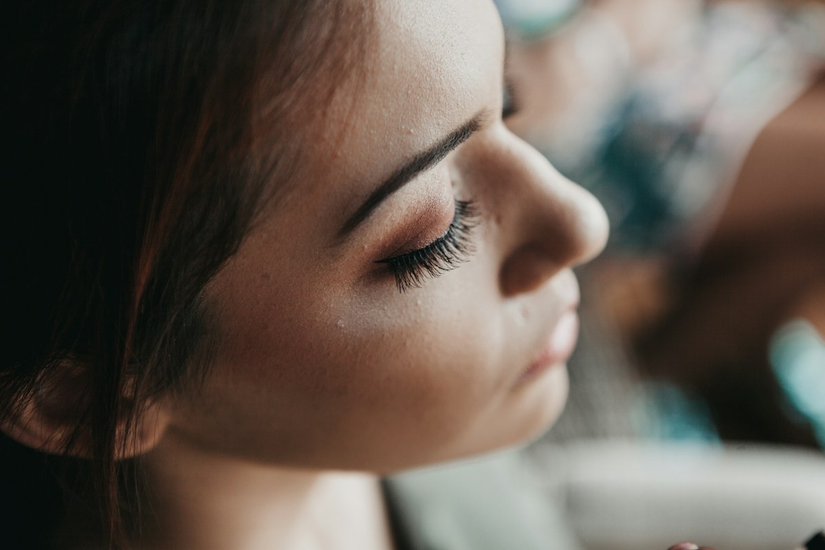 Mujer con los ojos cerrados en luz suave