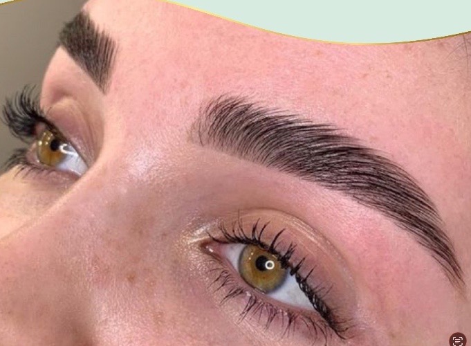 Cejas naturales y bien diseñadas después de un laminado